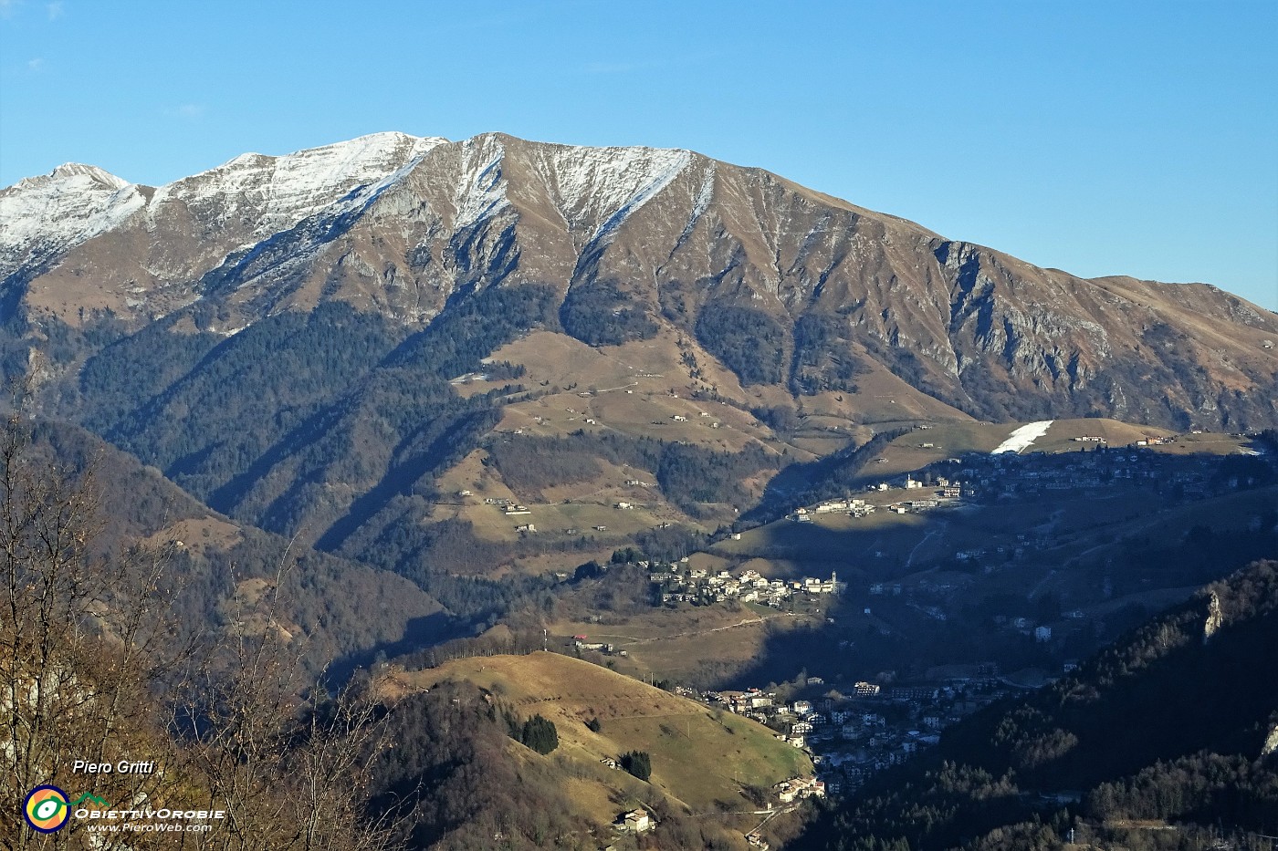 39 Zoom verso Cima Grem con Zambla Bassa e Alta.JPG